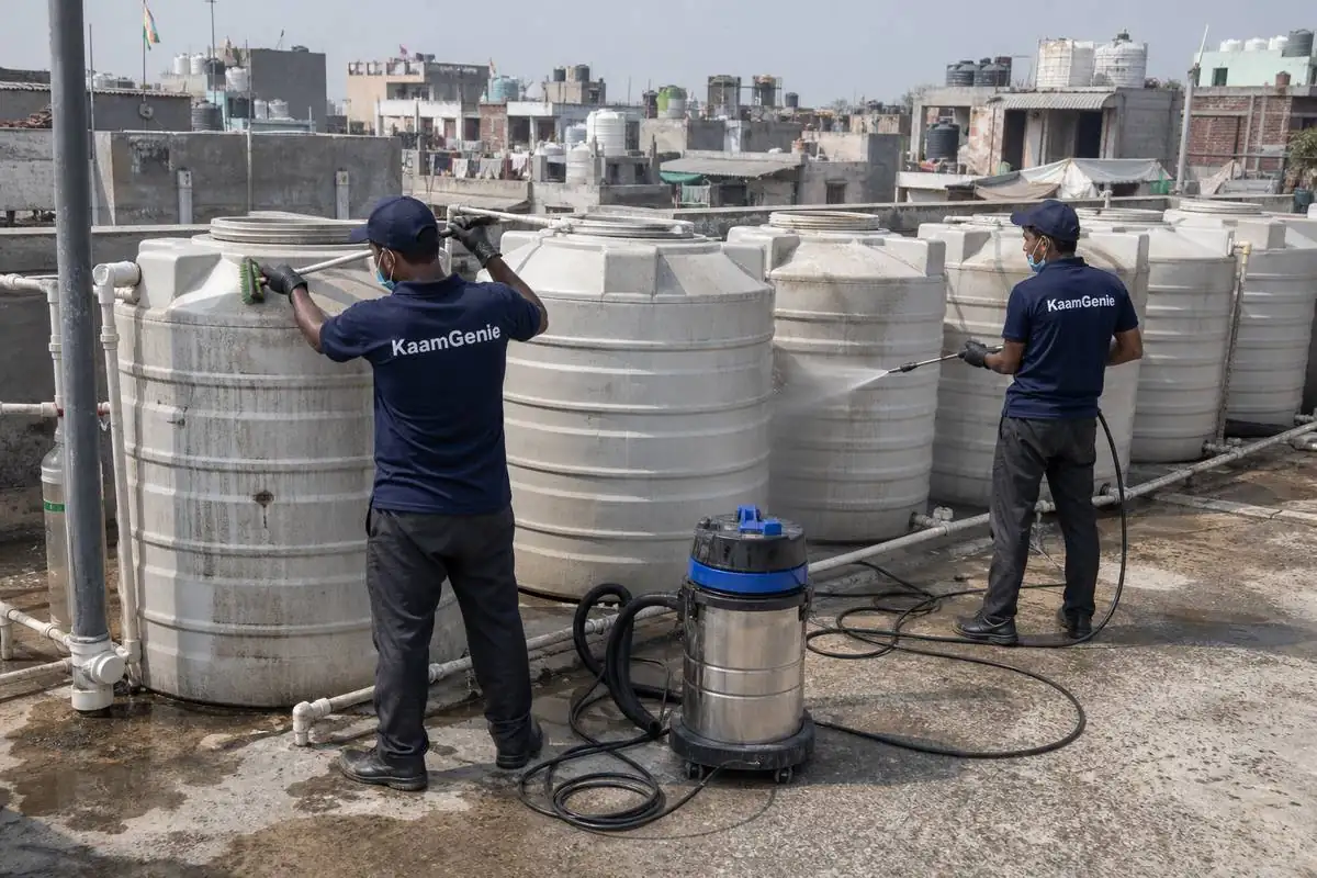 KaamGenie crew cleaning a society water tank in Nand Nagri (A Block), Delhi