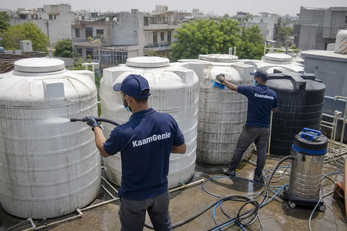 KaamGenie crew cleaning a society water tank in Navjeevan Vihar, Delhi