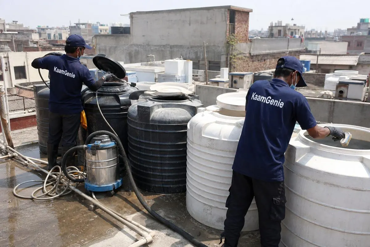 KaamGenie crew cleaning a society water tank in Naya Bans (Sadar Bazar), Delhi