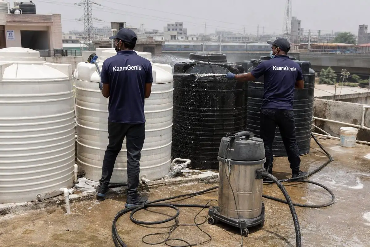 KaamGenie crew cleaning a society water tank in Nirman Vihar, Delhi