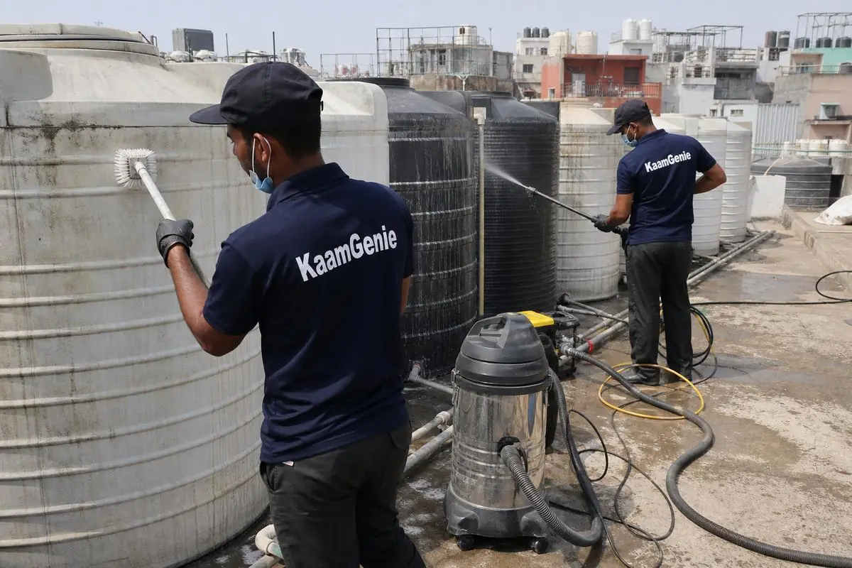 KaamGenie crew cleaning a society water tank in Paharganj, Delhi