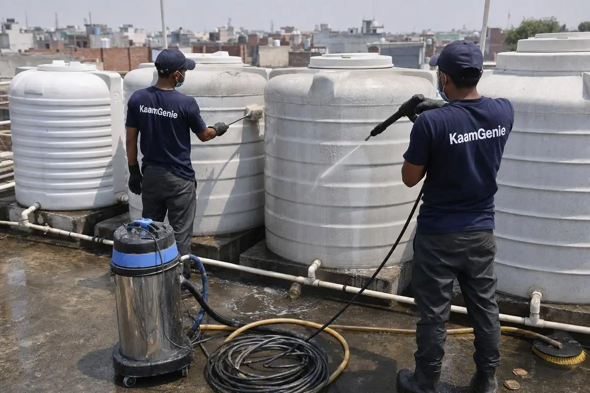 KaamGenie crew cleaning a society water tank in Rangpuri, Delhi