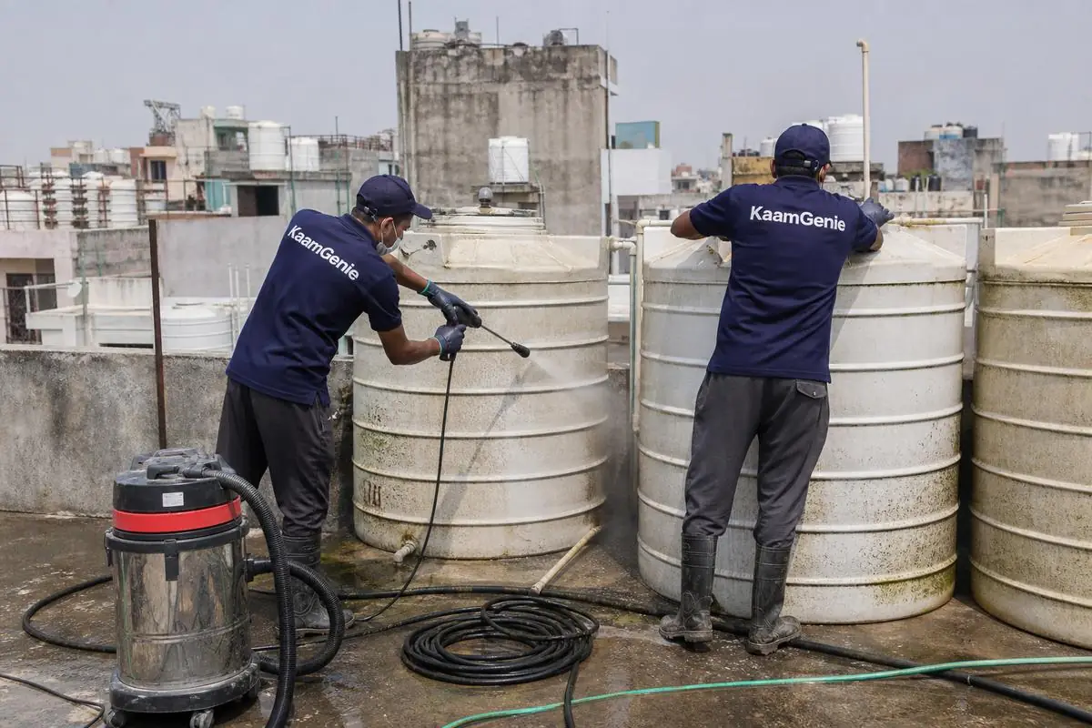 KaamGenie crew cleaning a society water tank in Roshan Ara Road, Delhi