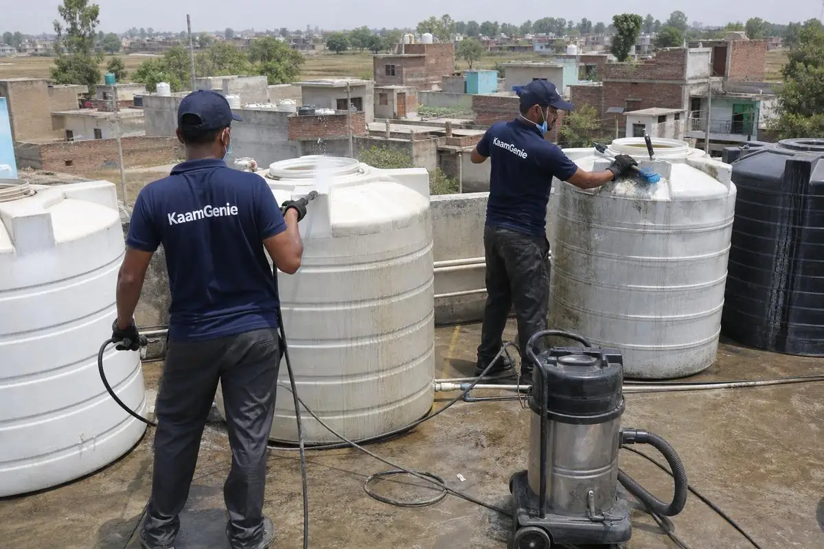 KaamGenie crew cleaning a society water tank in Sabhapur, Delhi