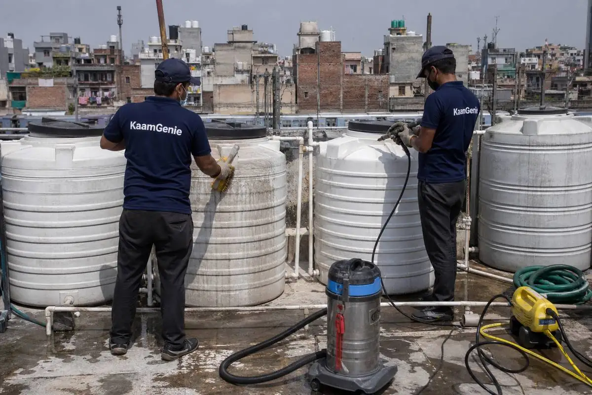 KaamGenie crew cleaning a society water tank in Sarai Rohilla, Delhi