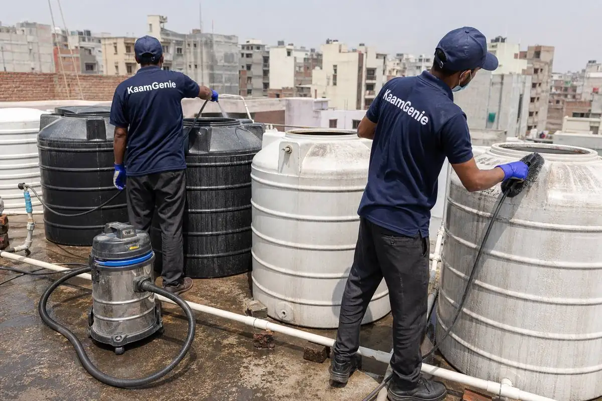KaamGenie crew cleaning a society water tank in Seemapuri, Delhi