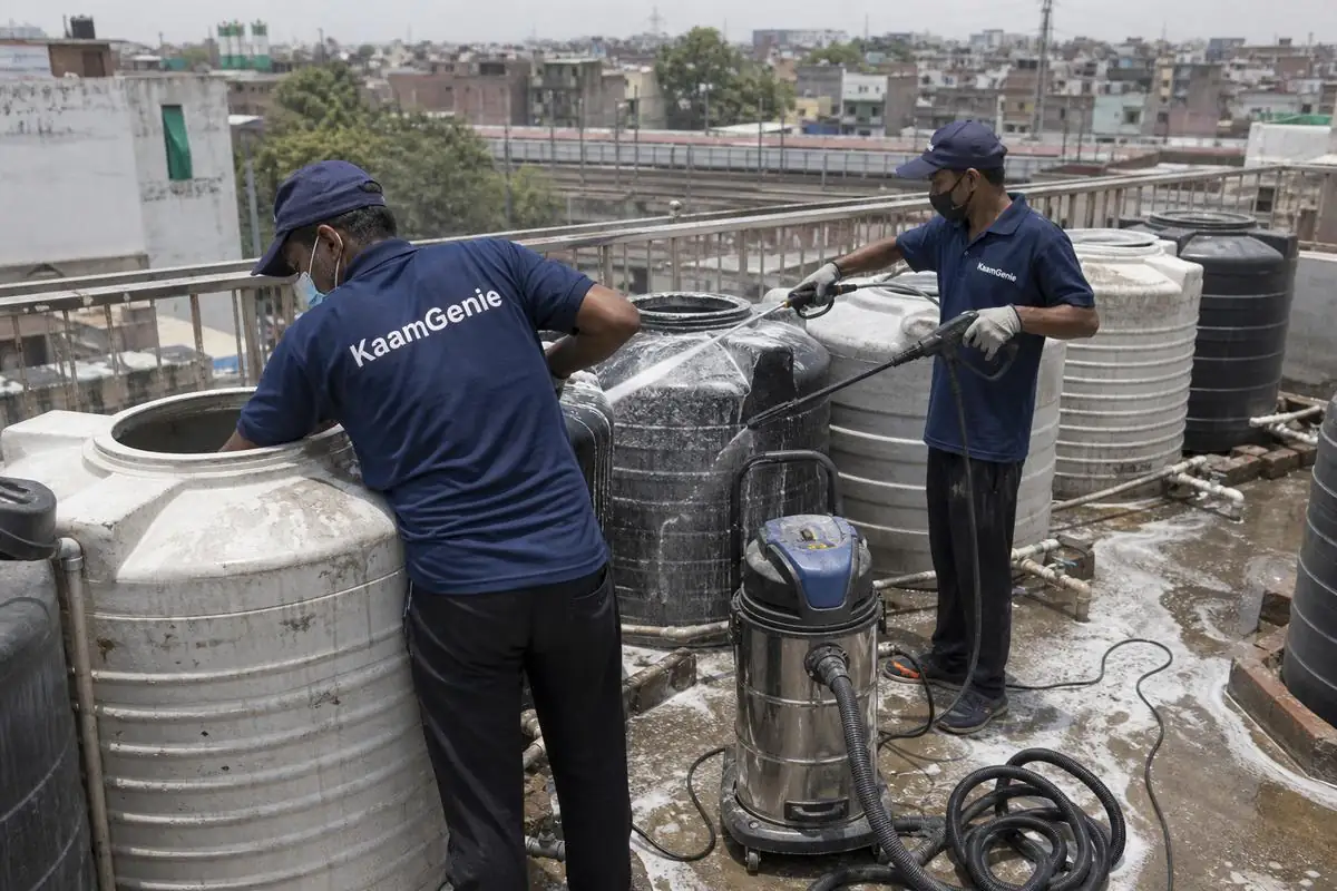 KaamGenie crew cleaning a society water tank in Shahdara, Delhi