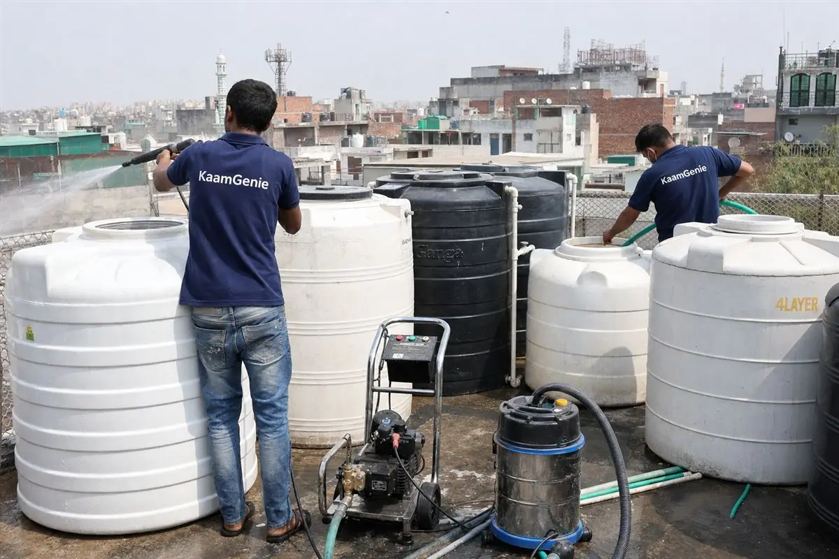 KaamGenie crew cleaning a society water tank in Shaheen Bagh, Delhi