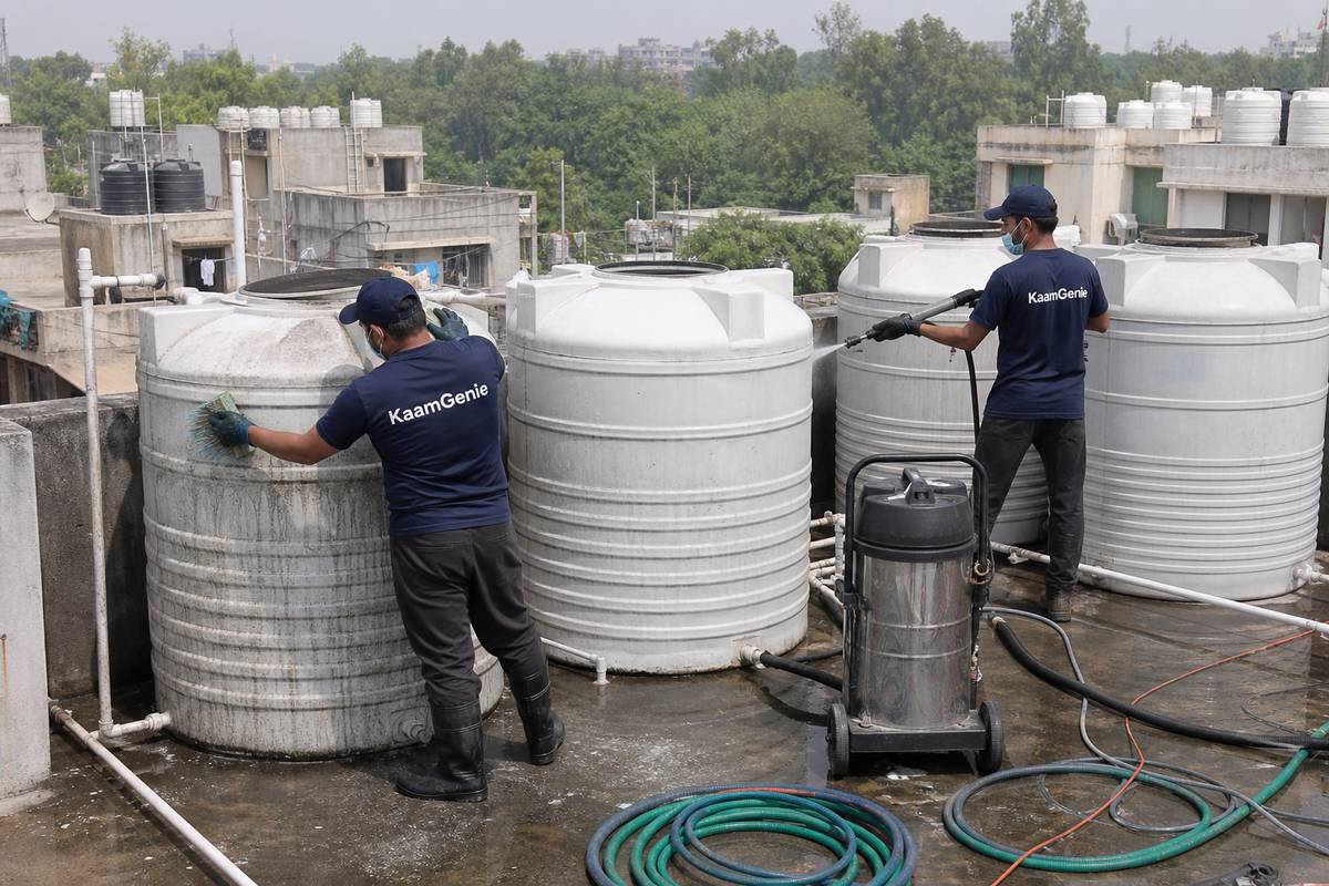 KaamGenie crew cleaning a society water tank in Shalimar Bagh, Delhi