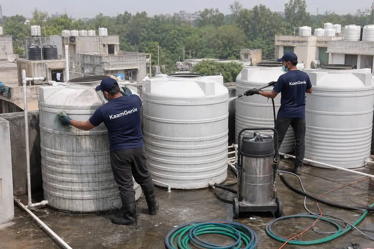 KaamGenie crew cleaning a society water tank in Shalimar Bagh, Delhi