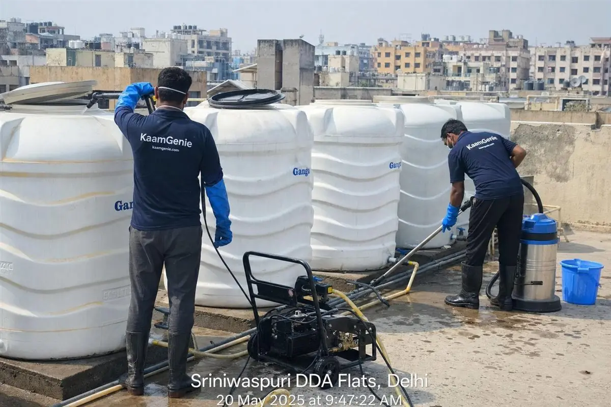 KaamGenie crew cleaning a society water tank in Sriniwaspuri, Delhi
