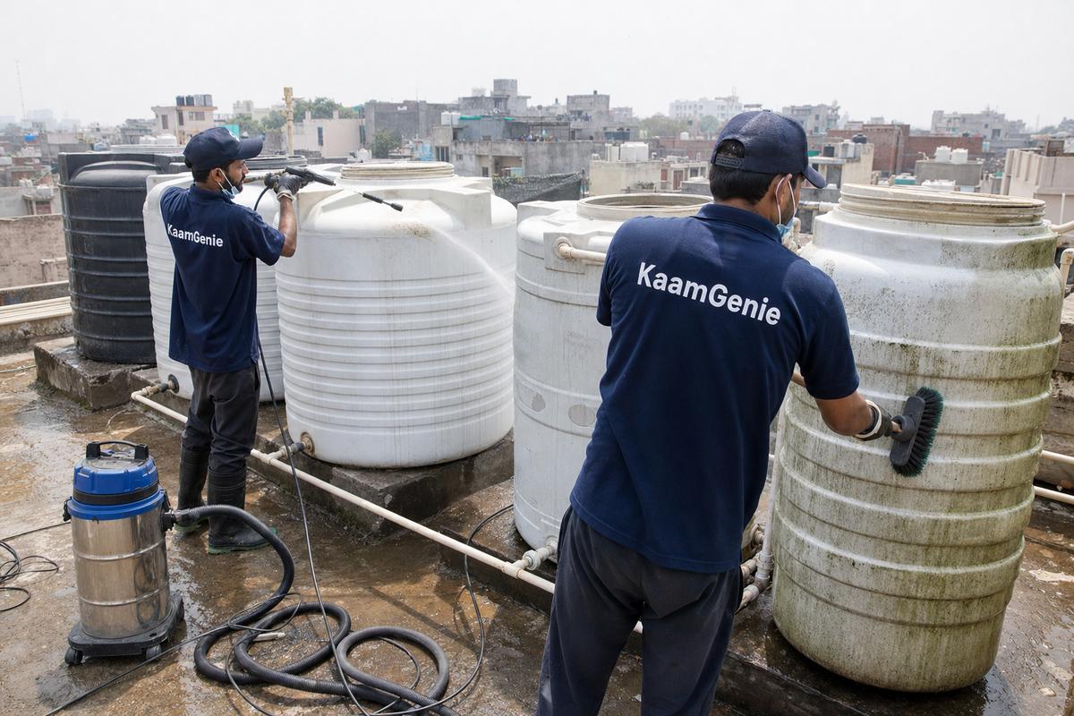 KaamGenie crew cleaning a society water tank in Tehkhand, Delhi