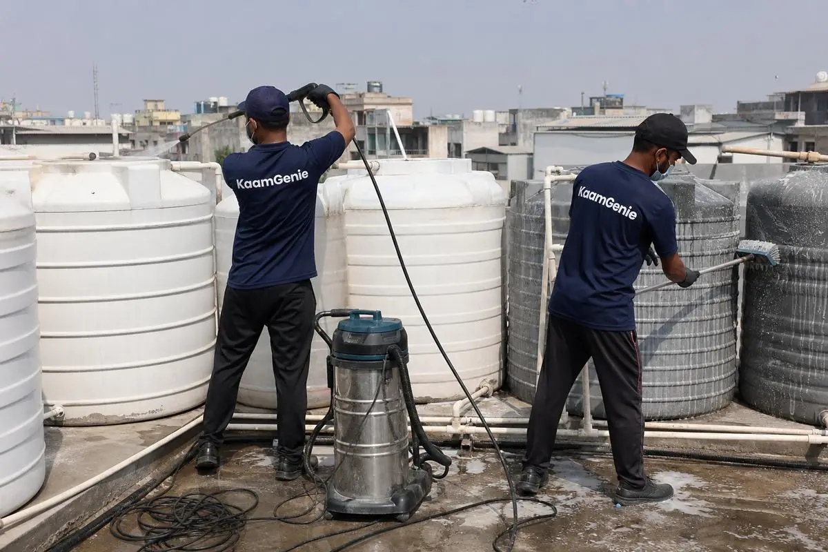 KaamGenie crew cleaning a society water tank in Vishwas Nagar, Delhi
