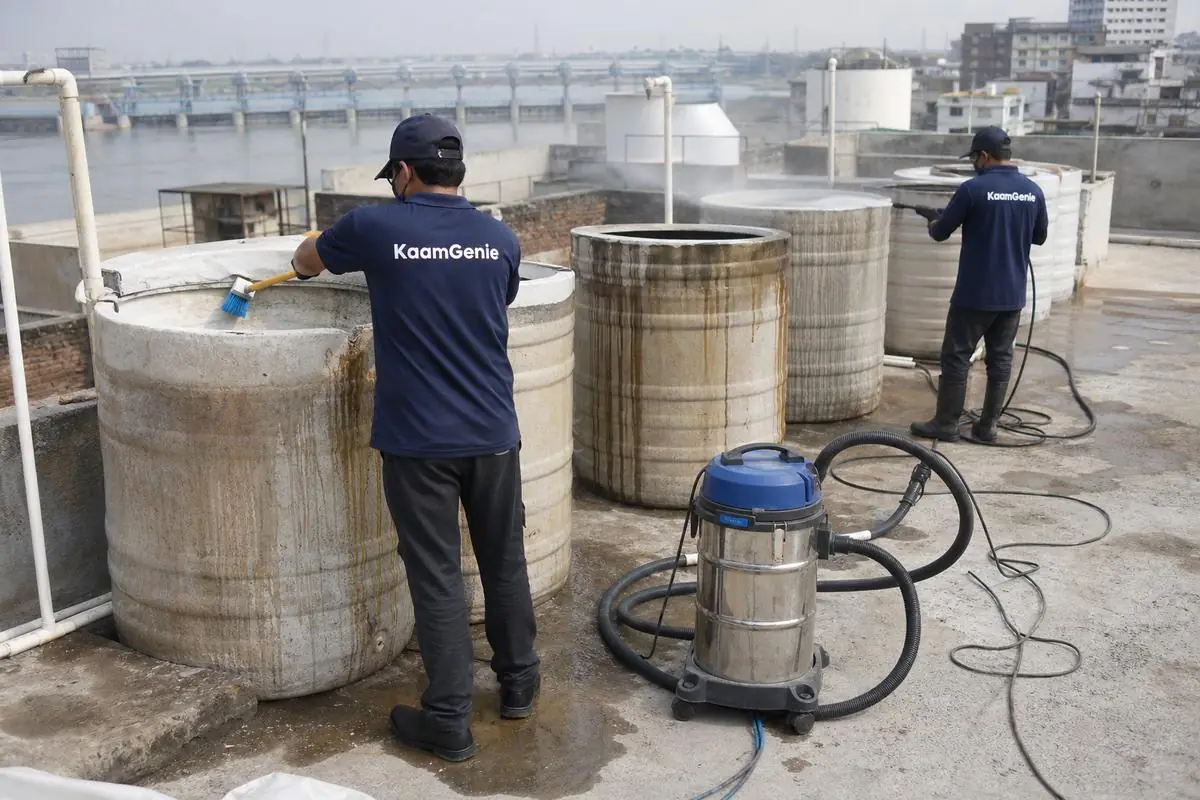 KaamGenie crew cleaning a society water tank in Wazirabad, Delhi