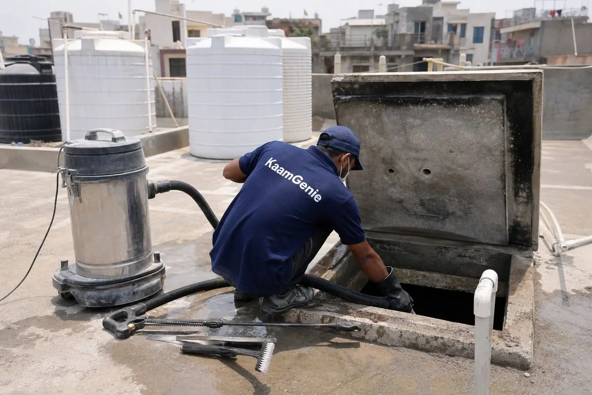 KaamGenie crew cleaning a underground sump in Adarsh Nagar, Delhi