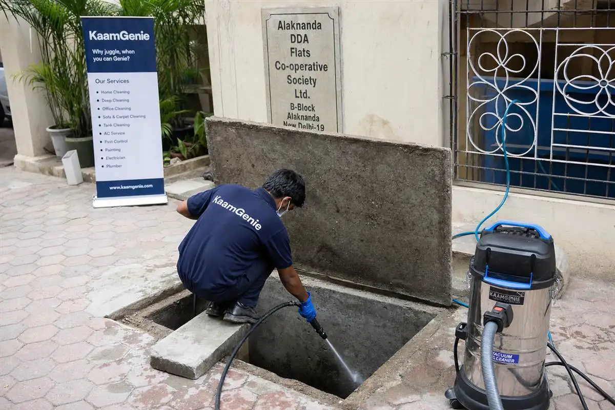 KaamGenie crew cleaning a underground sump in Alaknanda, Delhi