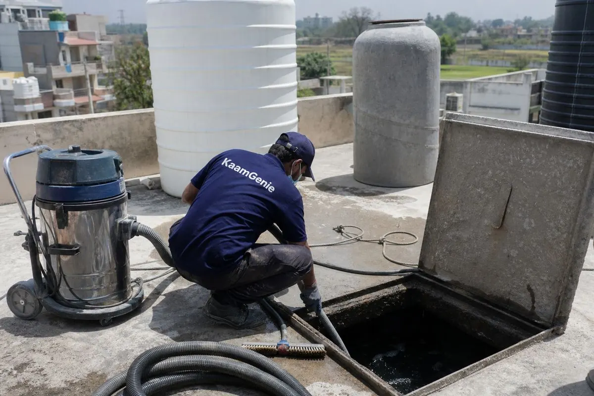 KaamGenie crew cleaning a underground sump in Alipur, Delhi