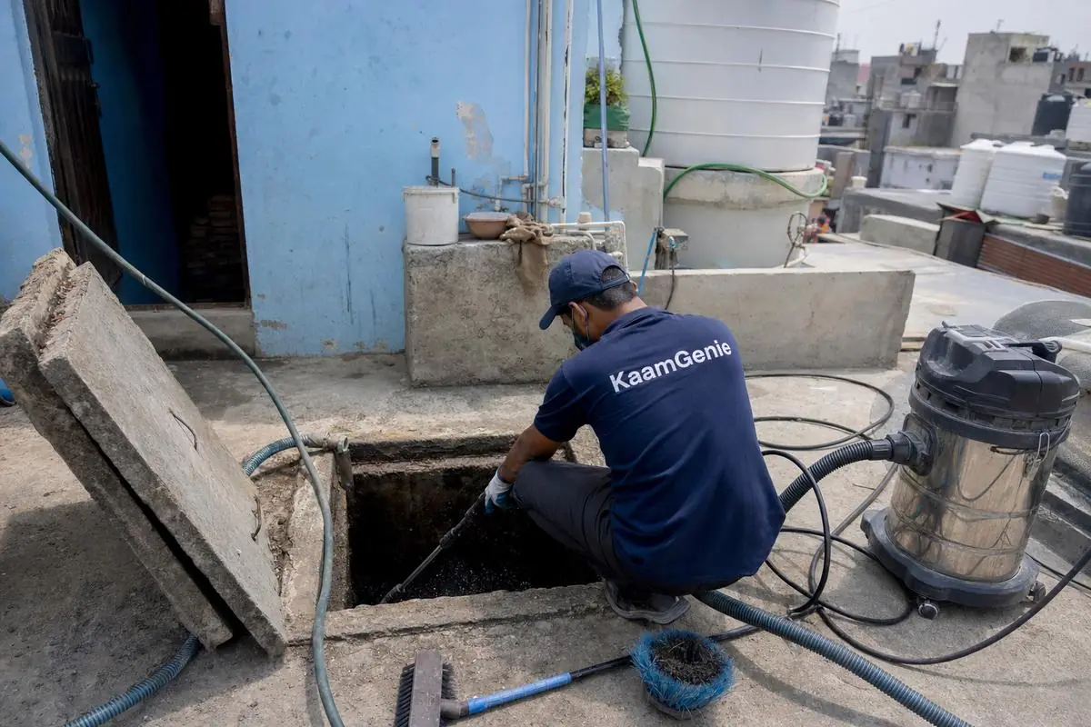 KaamGenie crew cleaning a underground sump in Ambedkar Nagar, Delhi
