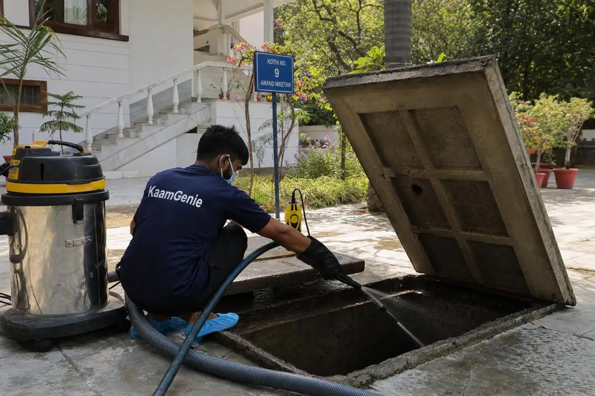 KaamGenie crew cleaning a underground sump in Anand Niketan, Delhi