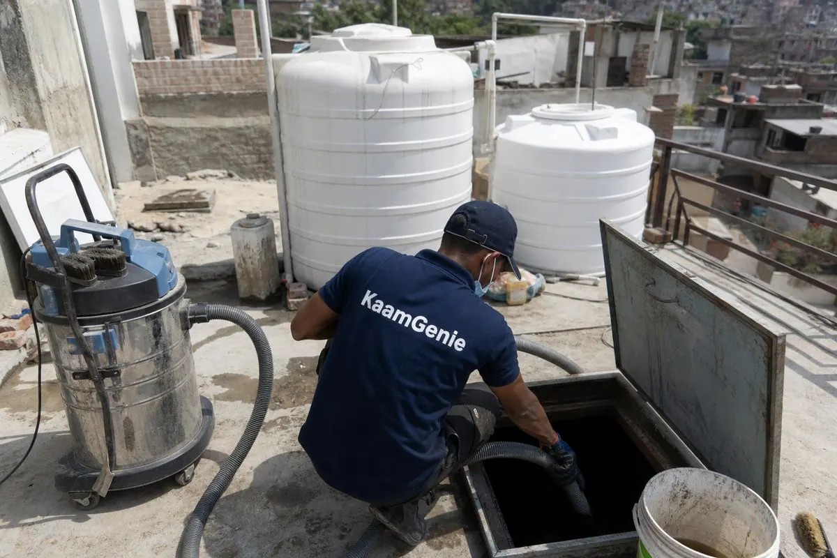 KaamGenie crew cleaning a underground sump in Anand Parbat, Delhi