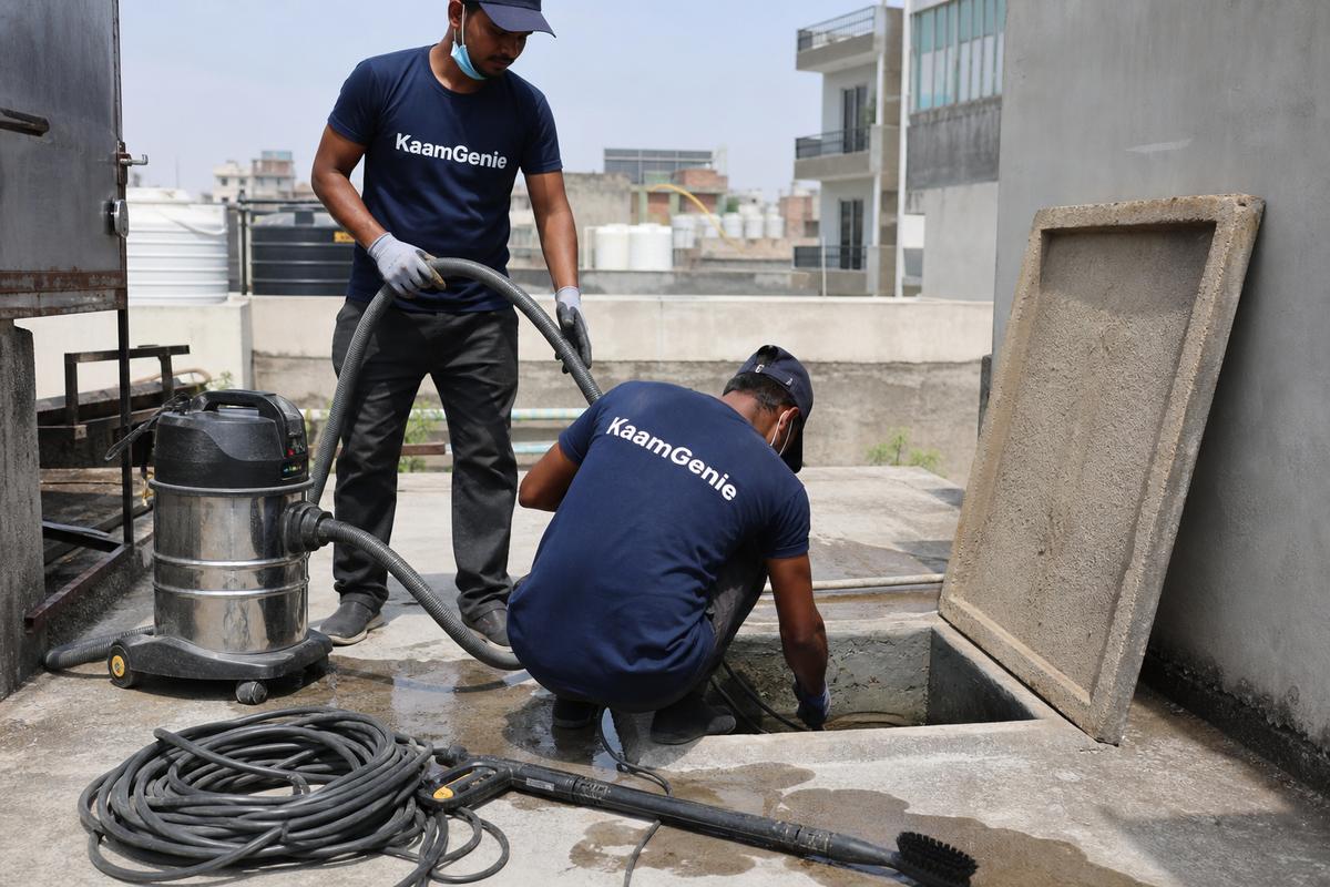 KaamGenie crew cleaning a underground sump in Arjun Nagar, Delhi