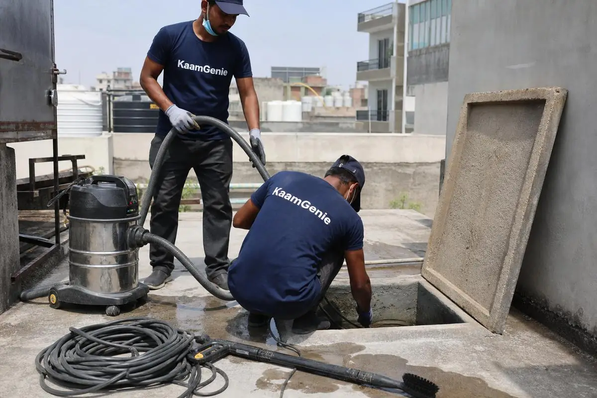 KaamGenie crew cleaning a underground sump in Arjun Nagar, Delhi