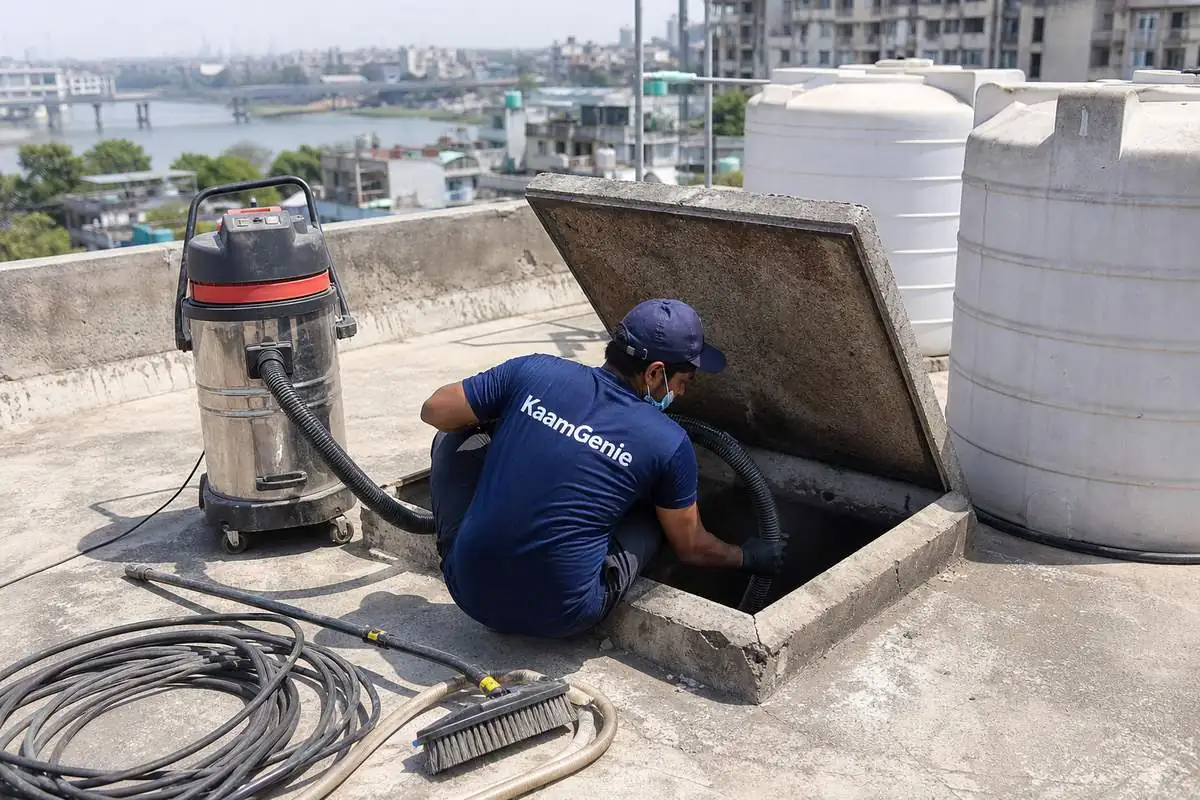 KaamGenie crew cleaning a underground sump in Aruna Nagar (Majnu Ka Tila), Delhi