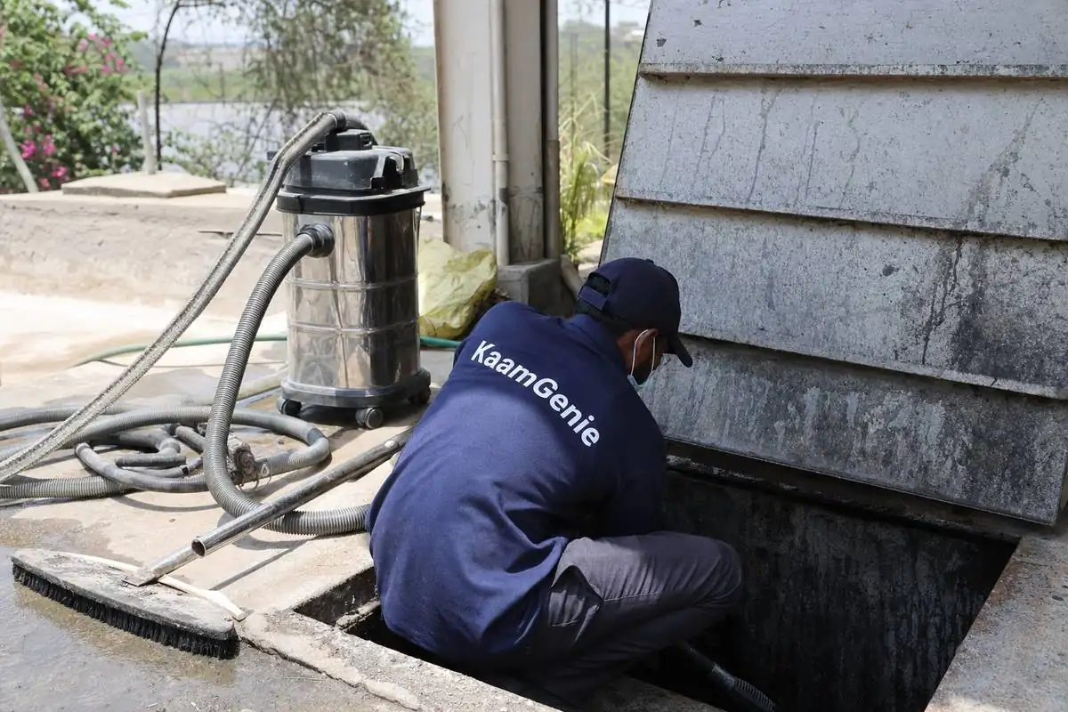 KaamGenie crew cleaning a underground sump in Asola, Delhi