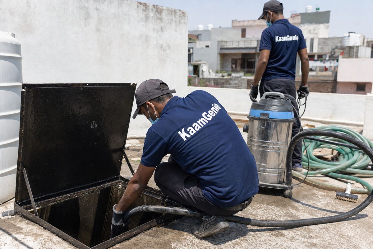 KaamGenie crew cleaning a underground sump in Aya Nagar, Delhi