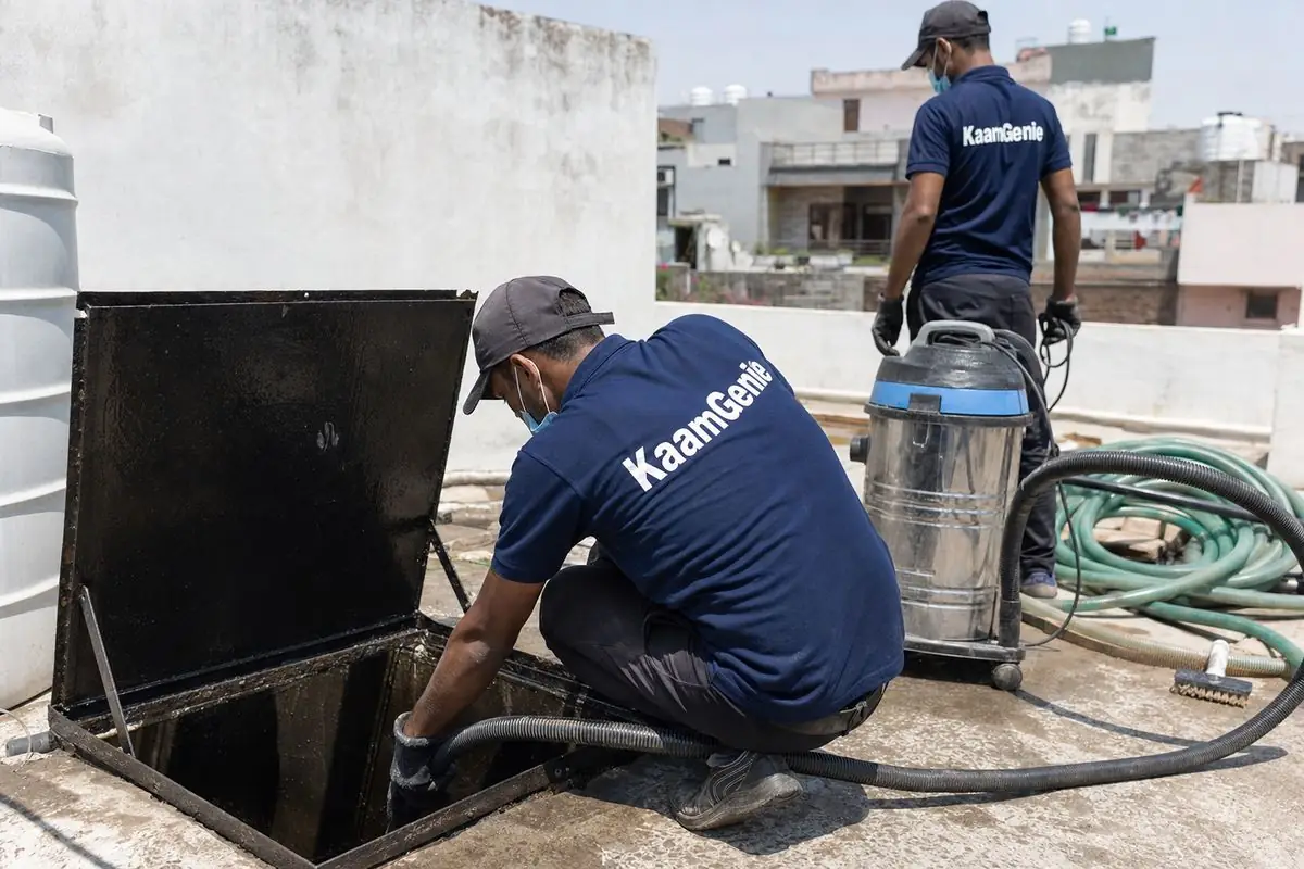KaamGenie crew cleaning a underground sump in Aya Nagar, Delhi