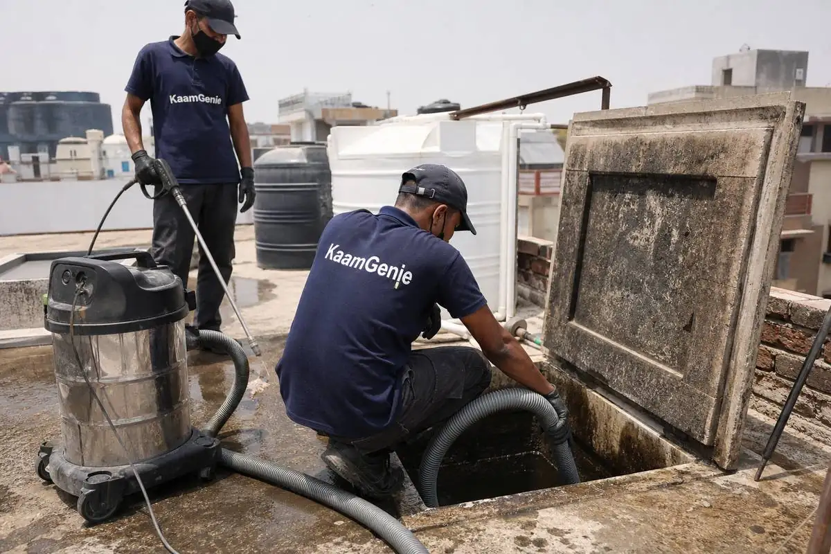 KaamGenie crew cleaning a underground sump in Azadpur, Delhi