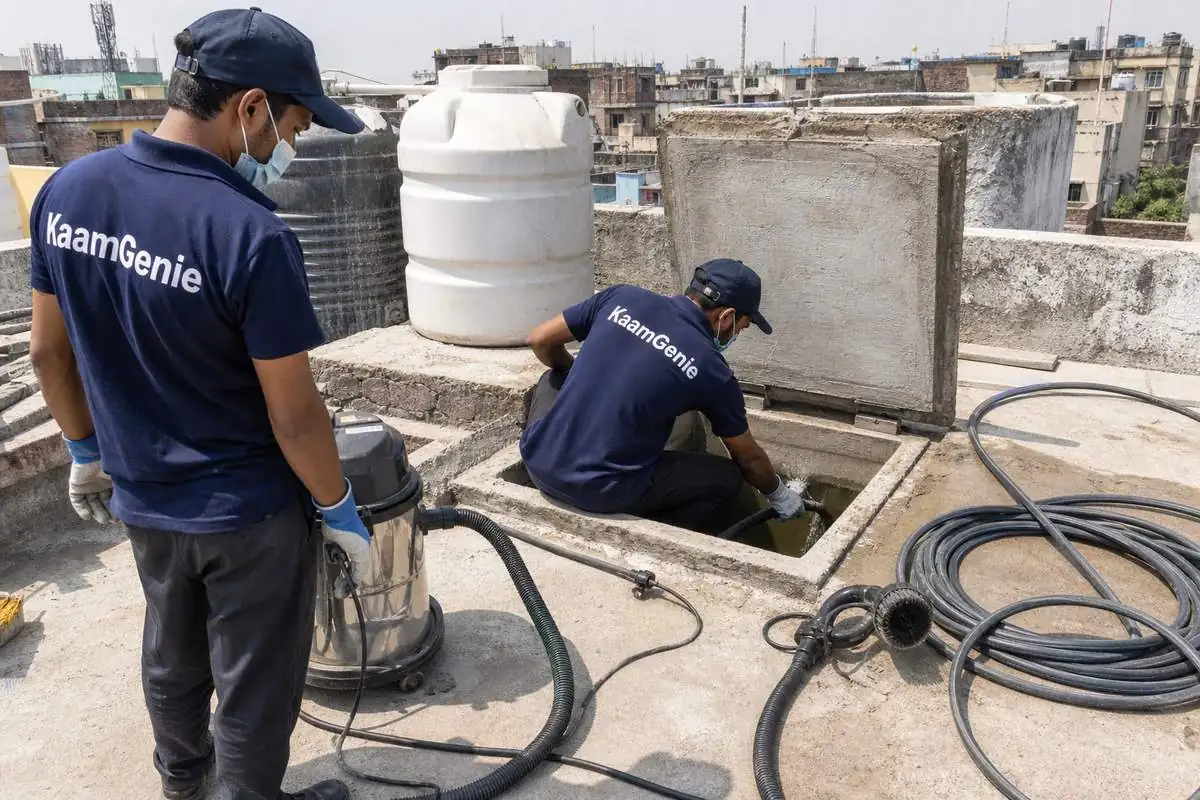 KaamGenie crew cleaning a underground sump in Babarpur, Delhi