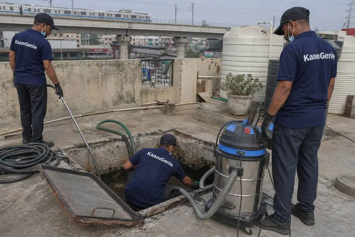 KaamGenie crew cleaning a underground sump in Badarpur, Delhi