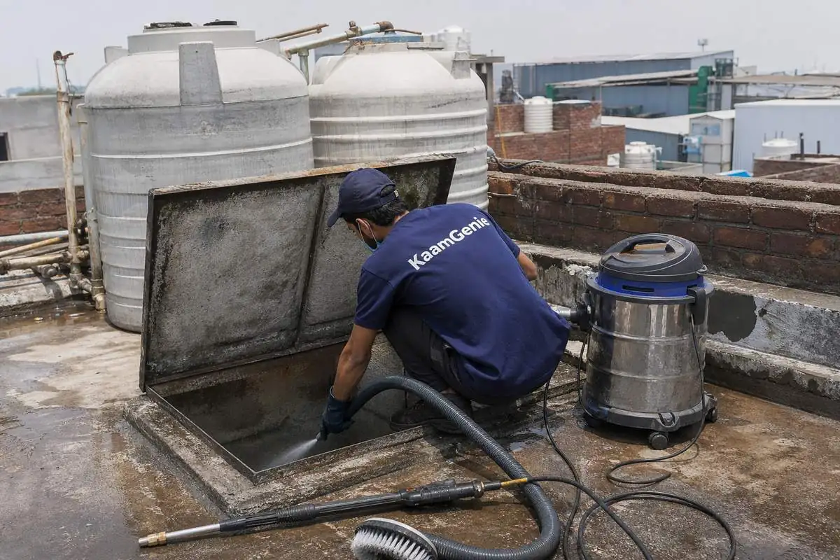 KaamGenie crew cleaning a underground sump in Badli, Delhi