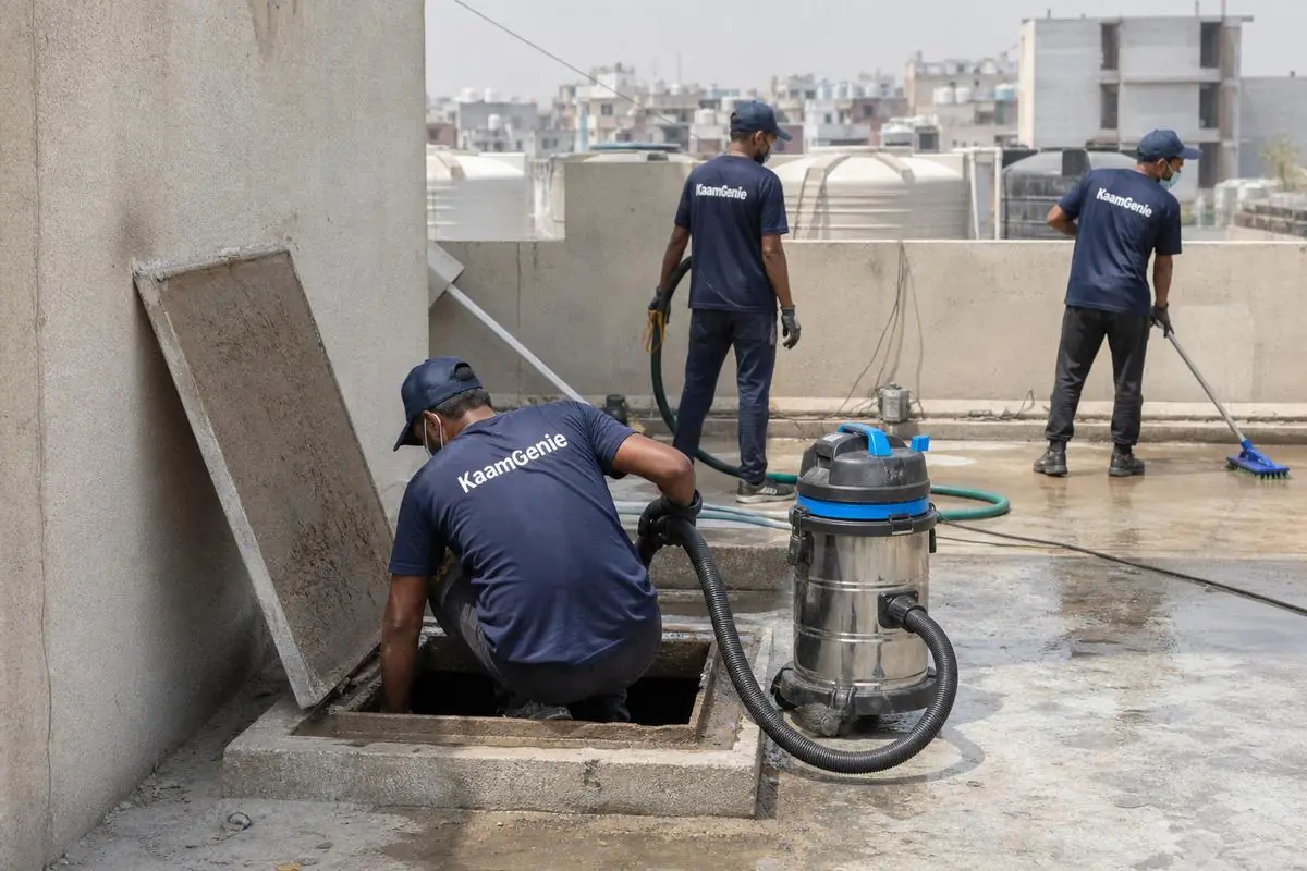 KaamGenie crew cleaning a underground sump in Bakkarwala, Delhi