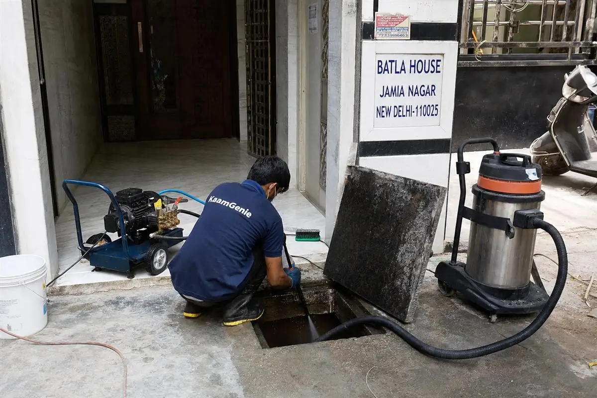 KaamGenie crew cleaning a underground sump in Batla House, Delhi
