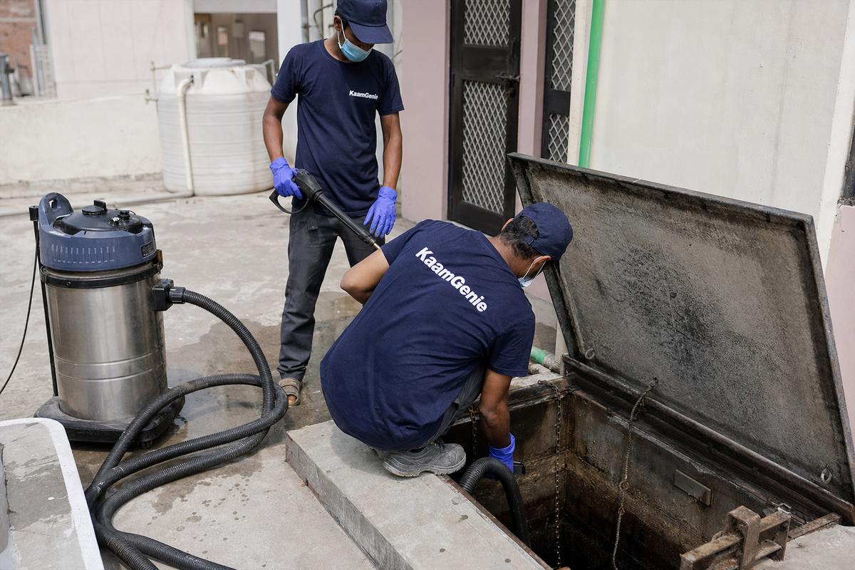 KaamGenie crew cleaning a underground sump in Ber Sarai, Delhi