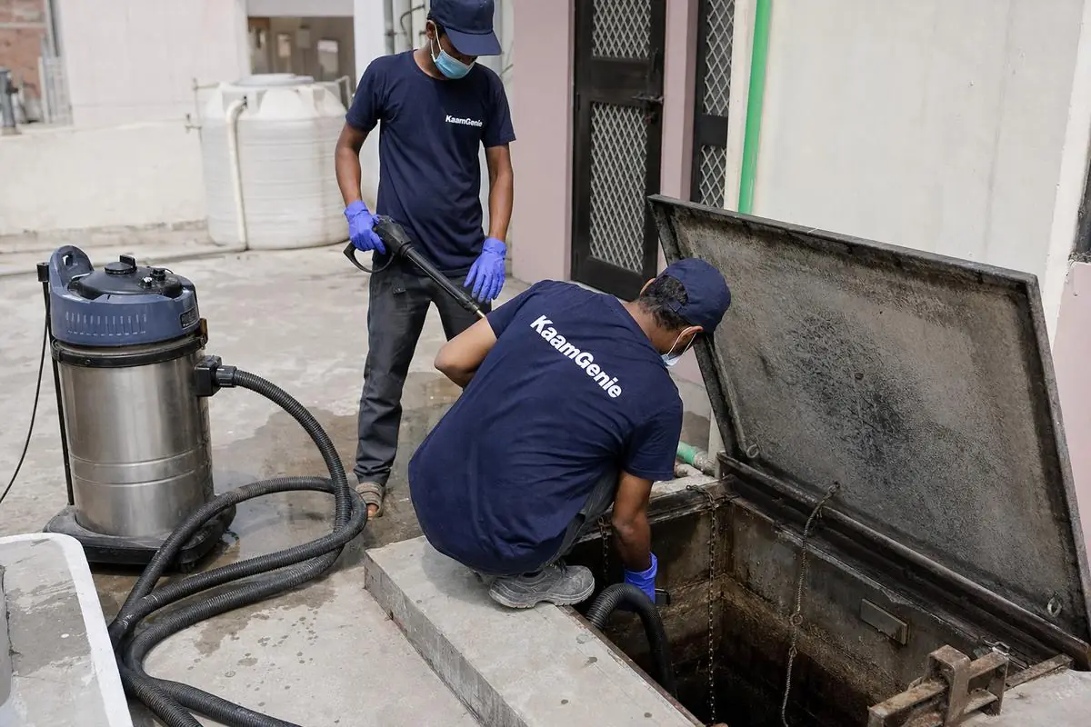KaamGenie crew cleaning a underground sump in Ber Sarai, Delhi