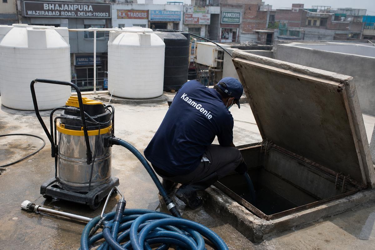 KaamGenie crew cleaning a underground sump in Bhajanpura, Delhi