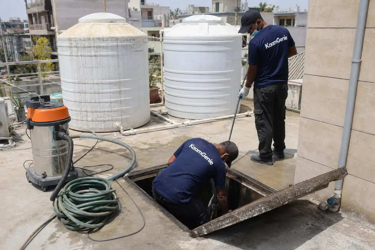 KaamGenie crew cleaning a underground sump in Bharat Nagar, Delhi