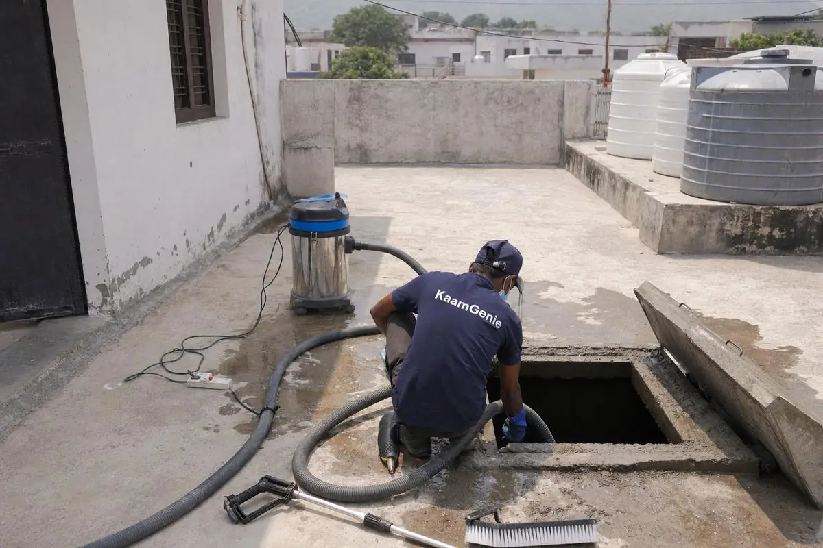 KaamGenie crew cleaning a underground sump in Bhati, Delhi