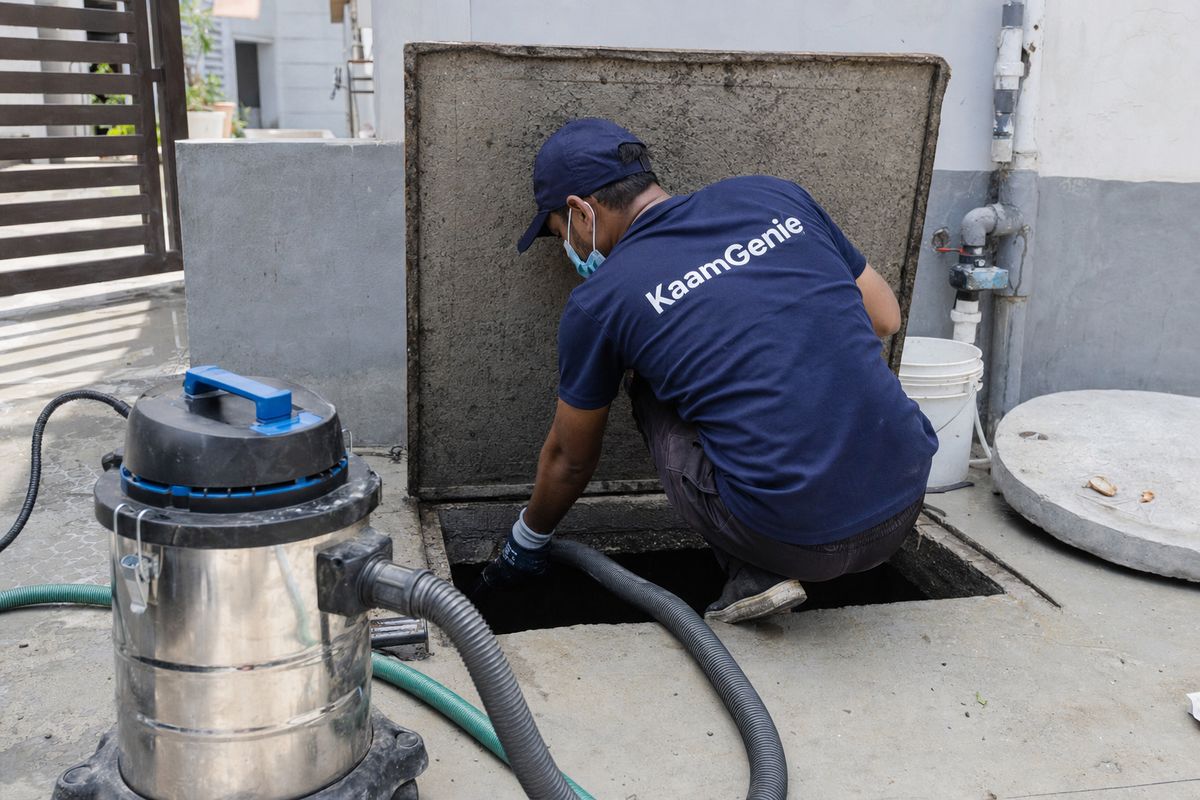 KaamGenie crew cleaning a underground sump in Bijwasan, Delhi