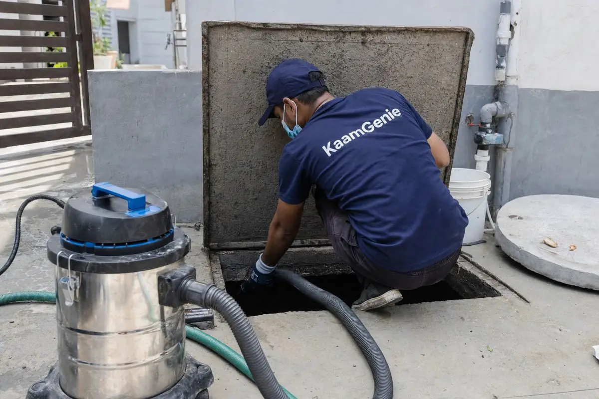 KaamGenie crew cleaning a underground sump in Bijwasan, Delhi