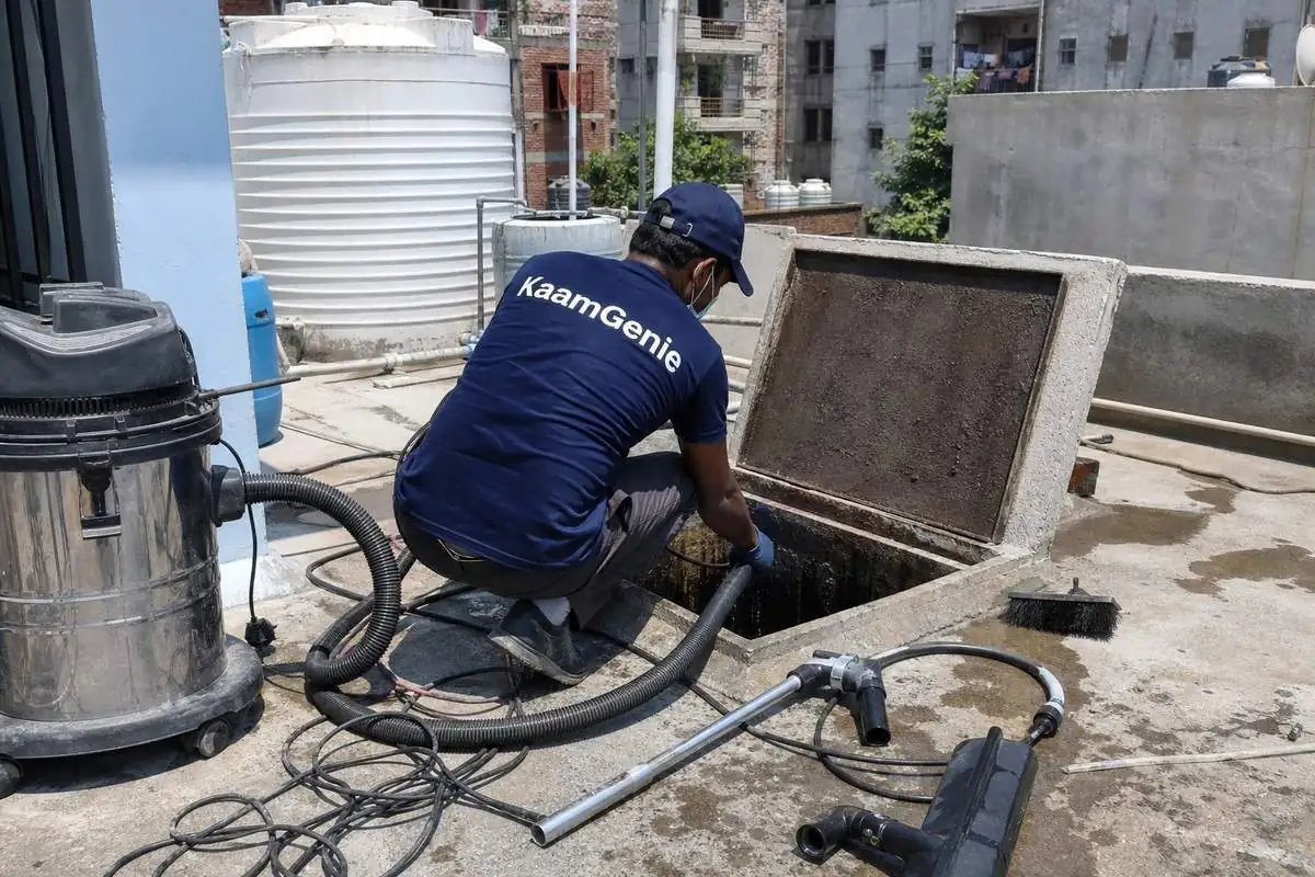 KaamGenie crew cleaning a underground sump in Bindapur, Delhi
