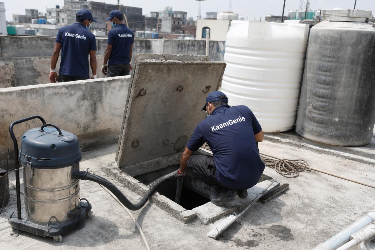 KaamGenie crew cleaning a underground sump in Brahampuri, Delhi