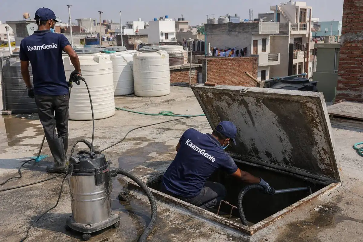 KaamGenie crew cleaning a underground sump in Burari, Delhi
