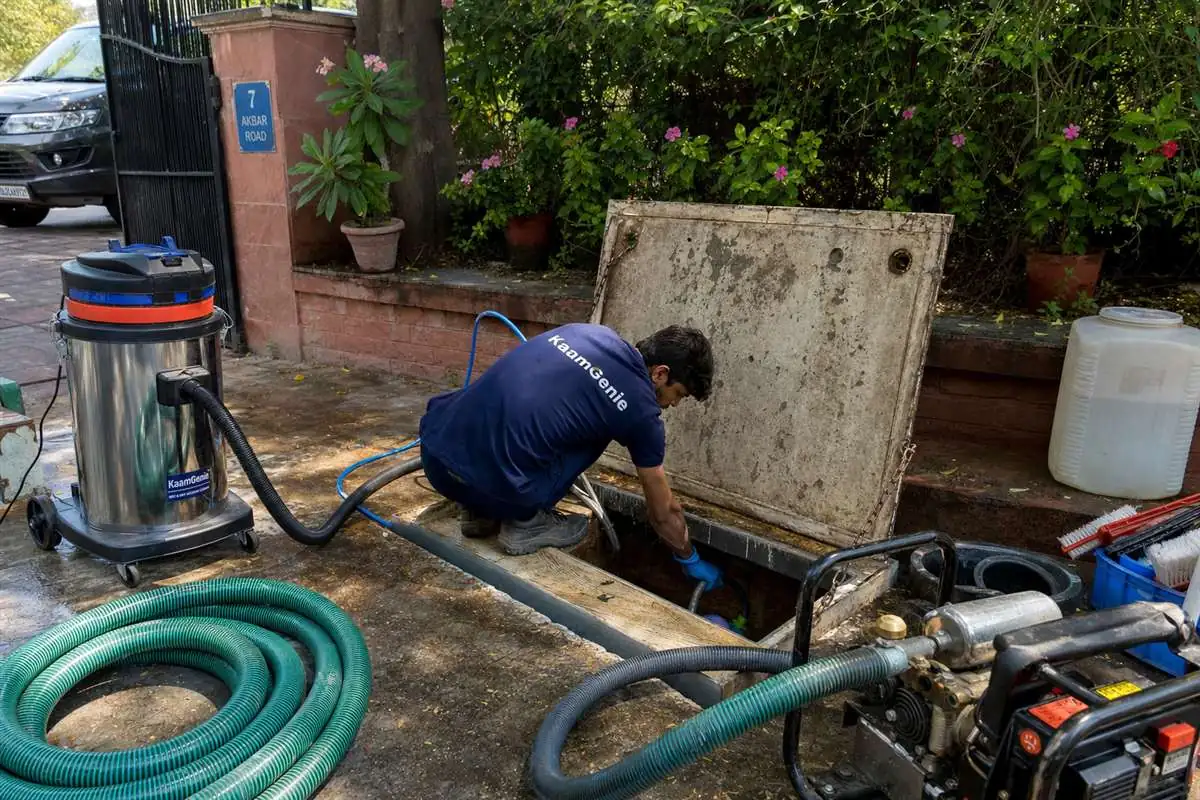 KaamGenie crew cleaning a underground sump in Chanakyapuri, Delhi