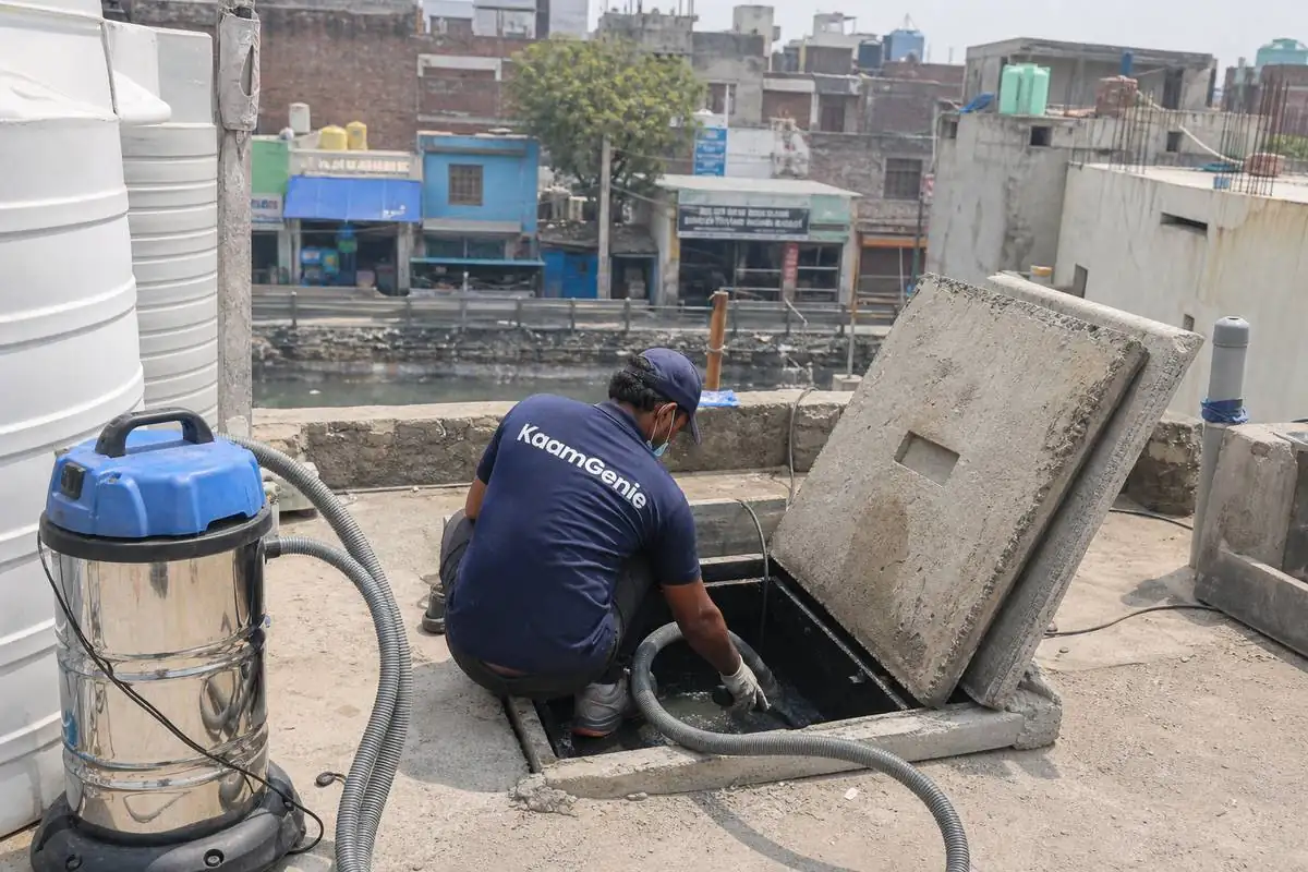 KaamGenie crew cleaning a underground sump in Chand Bagh, Delhi