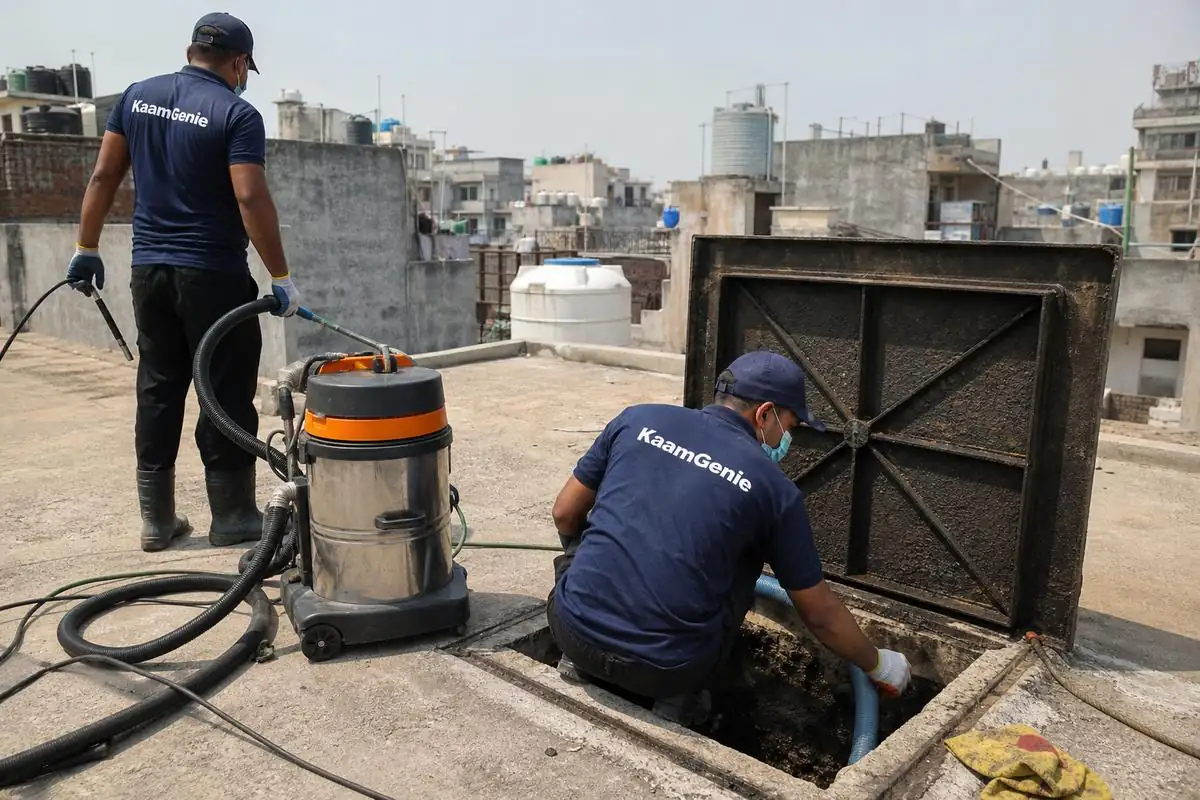 KaamGenie crew cleaning a underground sump in Chand Nagar, Delhi