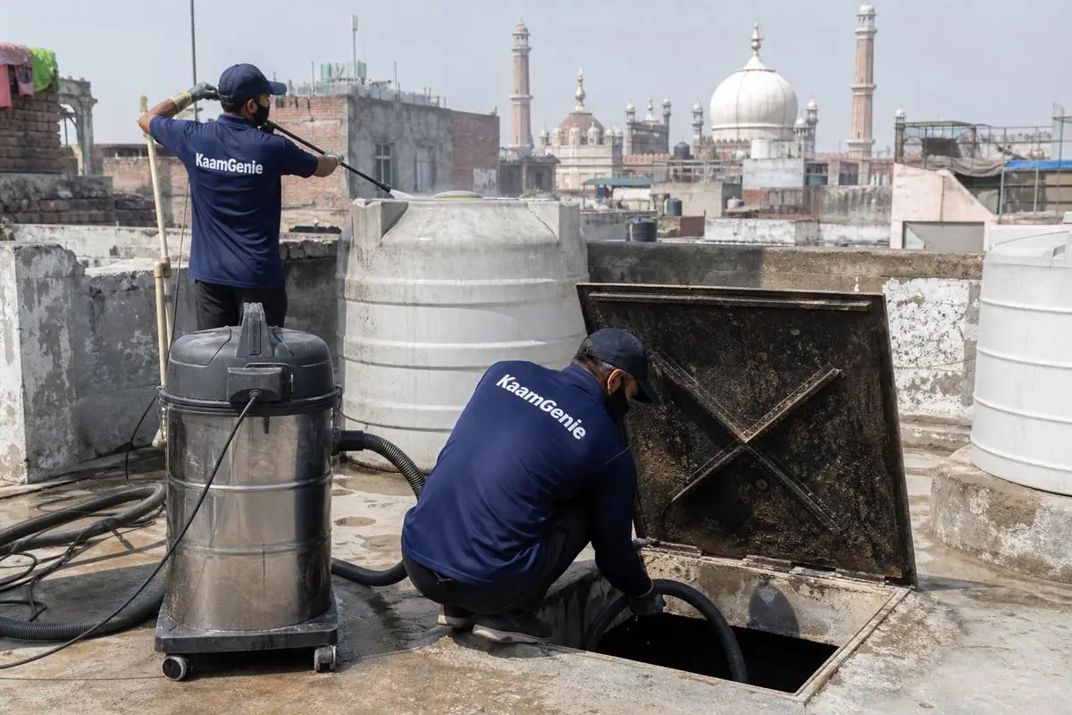 KaamGenie crew cleaning a underground sump in Chandni Chowk, Delhi